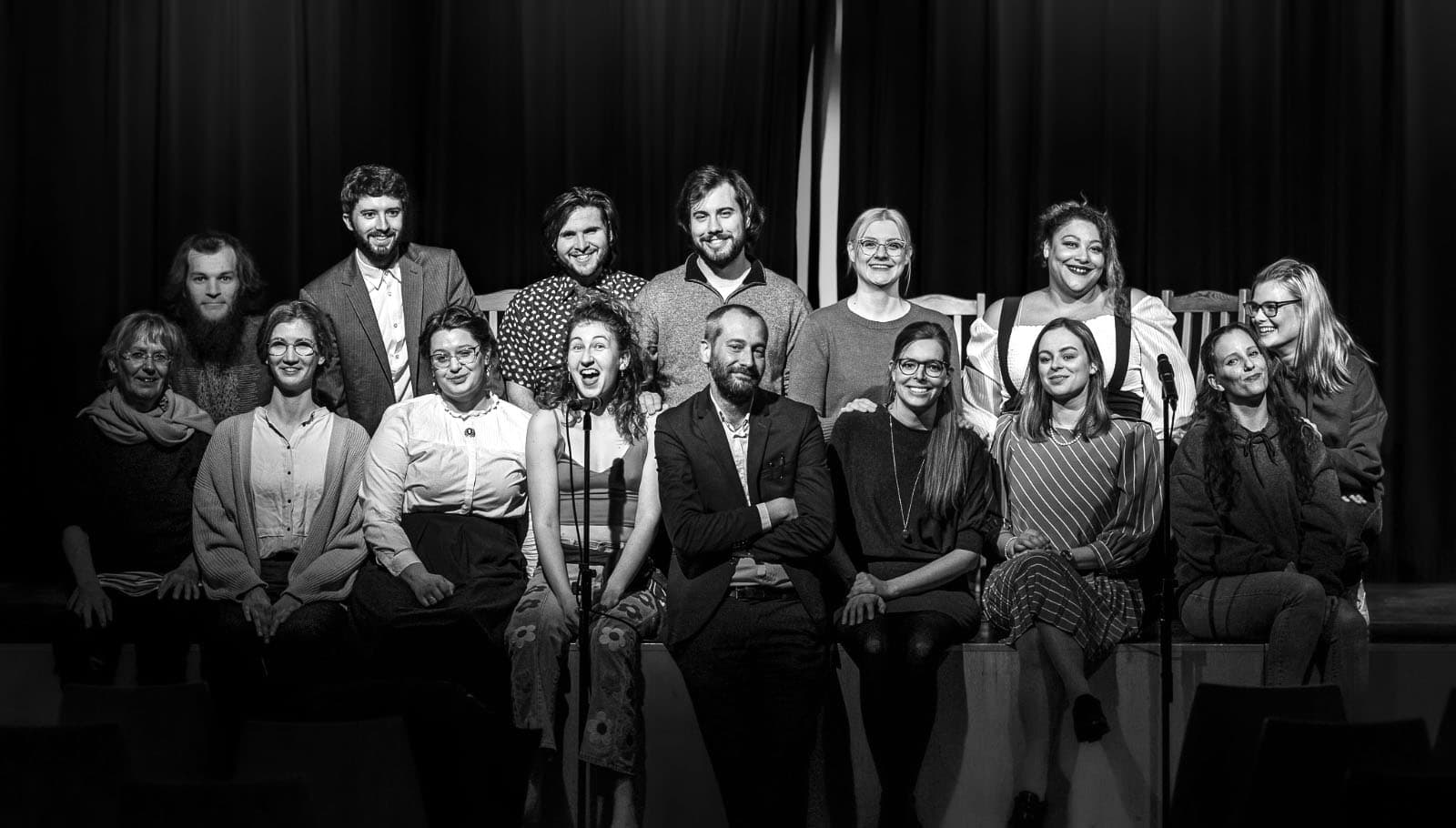 Gruppenfoto von Bühne 58. Das Ensemble auf der Bühne präsentiert sich.